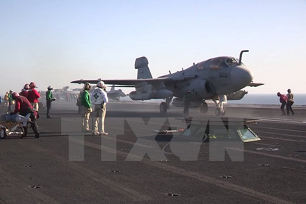 Máy bay chiến đấu EA-6B Prowler cất cánh từ tàu sân bay USS George H.W. Bush (CVN 77) trong chiến dịch không kích các cơ sở của IS ở Iraq.